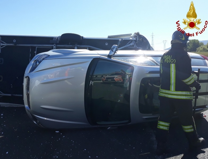 Incidente sulla A12, auto e roulotte si ribaltano