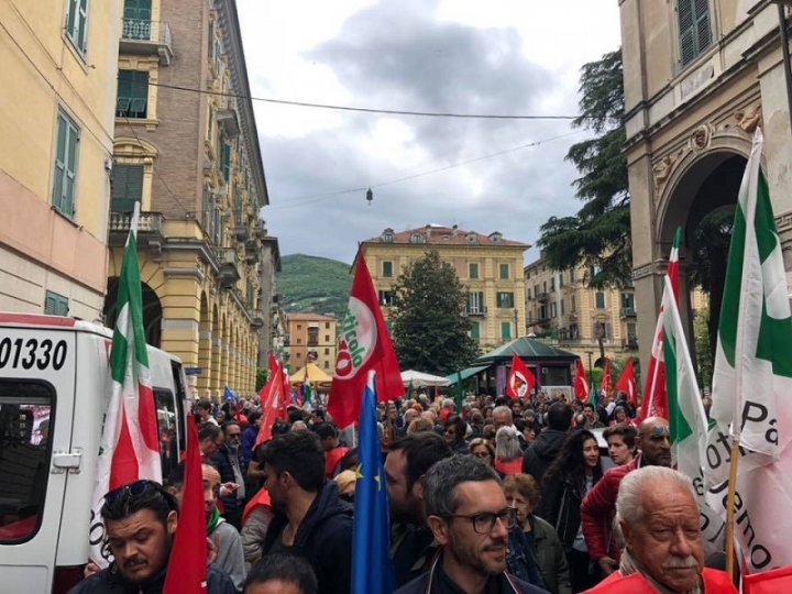 Opposizioni in piazza contro Altaforte: &quot;Una grande e bella manifestazione antifascista. Grazie a Don Francesco&quot;