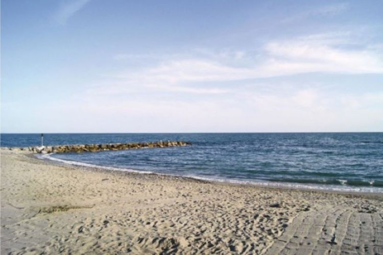 La spiaggia libera del molo di Fiumaretta si attrezza per accogliere persone con disabilità