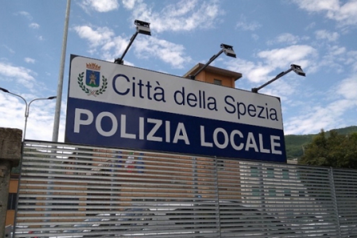 I controlli della polizia locale: un market chiuso per 5 giorni e 2500 euro di multa per un locale