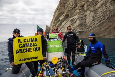 Greenpeace nelle acque delle Cinque Terre per il progetto &quot;Mare Caldo&quot; (foto)