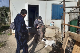 Abusi edilizi ed abbandono di rifiuti, anche pericolosi, in un terreno a Sarzana