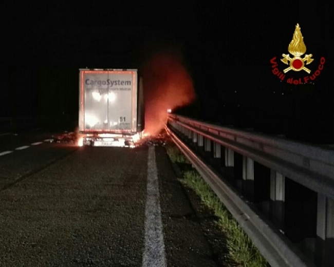 Camion in fiamme sulla A12