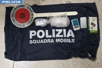 Viaggiavano con un etto di cocaina in macchina: un arresto e una denuncia