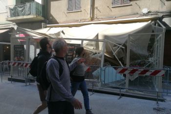 Crollo dell&#039;impalcatura in via Fiume: strada ed esercizi commerciali riaprono