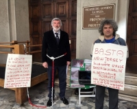 De Paoli (Lega) si incatena davanti alla Provincia per protestare contro la mancata manutenzione delle strade della Val di Vara (foto)