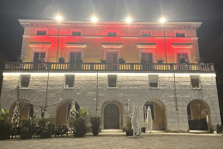 Palazzo Roderio si illumina di rosso nella giornata mondiale dedicata alla Sclerosi Multipla