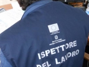 Fa richiesta per il reddito di cittadinanza ma lavora in nero presso uno stabilimento balneare