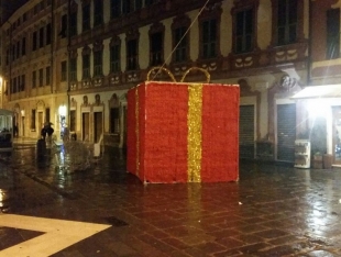 Luminarie natalizie bersaglio di atti vandalici, Viviani: &quot;Una vergogna!&quot;