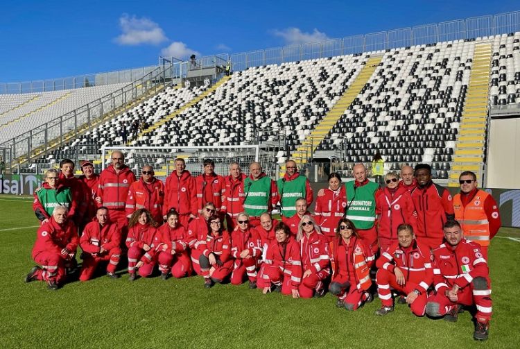 Volontari CRI in campo per l'assistenza sanitaria durante le partite dello Spezia Calcio