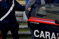 Torna a casa e trova i carabinieri ad aspettarlo, in camera aveva un cristallo di cocaina