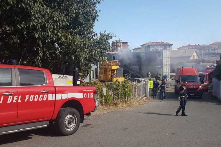 Ha preso fuoco un magazzino nell&#039;area deposito treni in via Fossitermi, fiamme domate dai vigili del fuoco