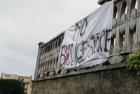 Striscione contro il biodigestore