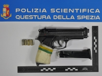 Estrae una pistola giocattolo sul bus e la punta alla testa di un ragazzo, 50enne denunciato