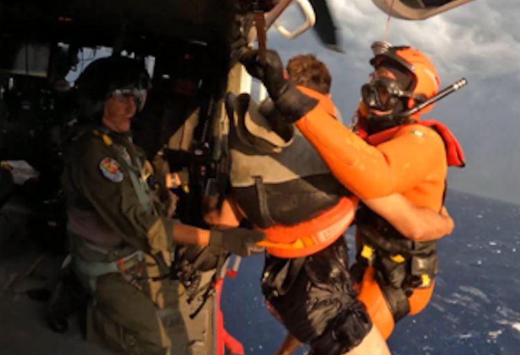 Si ribalta in mare durante il temporale: salvato dall&#039;elicottero Nemo 3 della Guardia Costiera