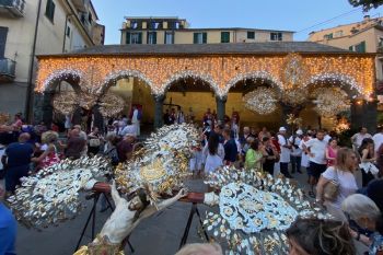 La processione con i crocifissi e lo spettacolo pirotecnico hanno chiuso la 54esima Festa del Mare di Levanto