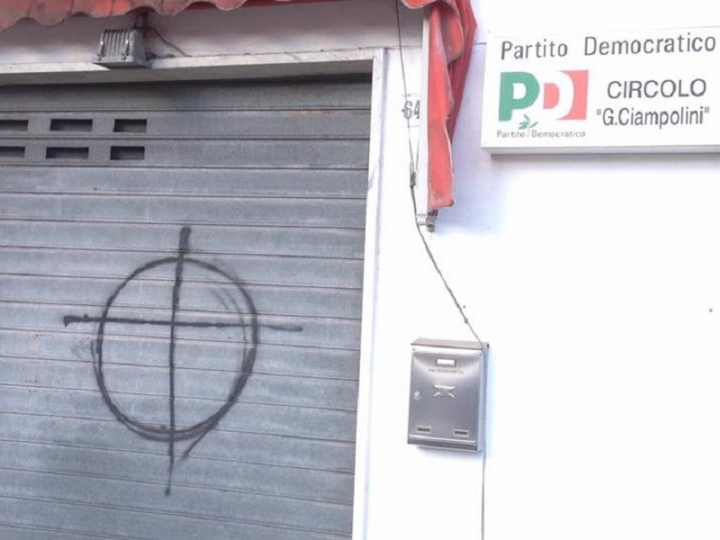 Croce celtica disegnata sulla sede del PD a Melara