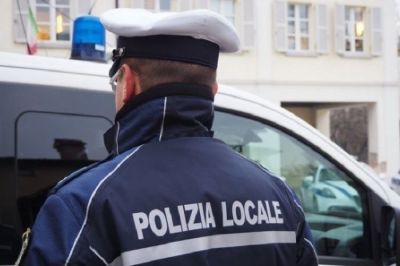 15 conducenti &quot;pizzicati&quot; dalla Polizia Locale alla guida del proprio veicolo facendo uso del cellulare