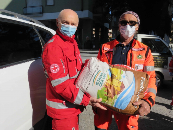 250 kg di farina donati alla Croce Rossa, il gesto di generosità del panificio di Riomaggiore (foto)