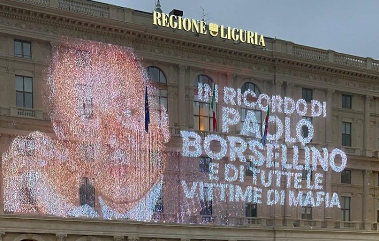 Il palazzo della Regione Liguria si illumina in ricordo di Paolo Borsellino