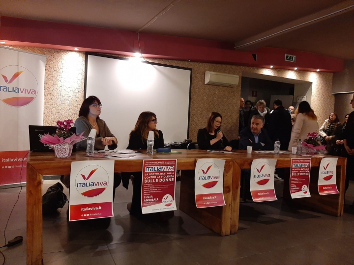 Sala piena per Lucia Annibali: &quot;Violenza sulle donne ancora affrontata con gli slogan&quot;