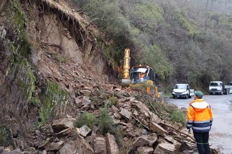 Frana sulla SP 38 di Pignone, problema risolto dai tecnici della Provincia