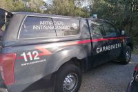 Ameglia: trovati tra i cespugli un fucile a canne mozze, 3 bombe a mano e 2 pistole semiautomatiche