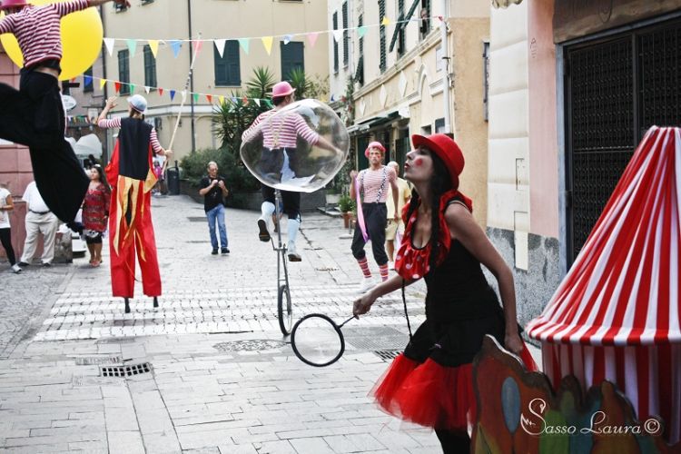 Una parata di santimbanchi nel centro della Spezia