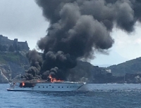 Imbarcazione in fiamme a Porto Venere
