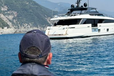 Yacht di 40 metri nell&#039;Area marina delle Cinque Terre: interviene la Capitaneria