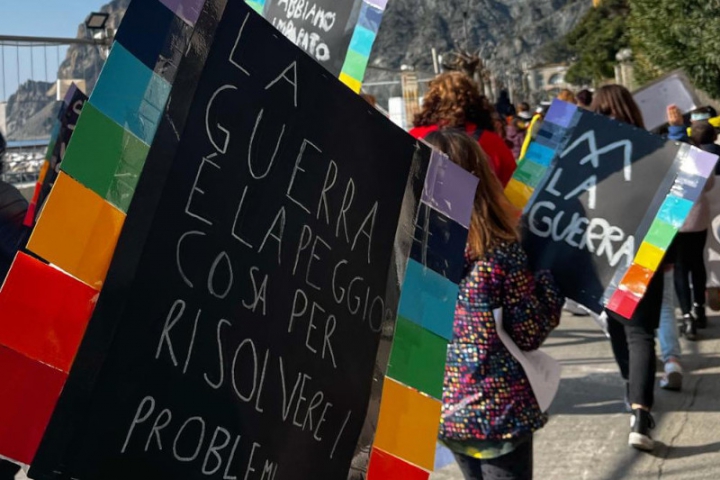 A Monterosso la marcia della pace, i bambini sono i protagonisti indiscussi
