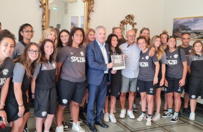 L&#039;augurio del sindaco alle ragazze dell&#039;under 19 dello Spezia Calcio