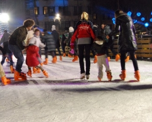 Pista di pattinaggio ai giardini, all&#039;inaugurazione ci si diverte gratis!