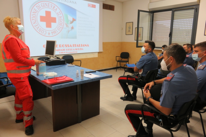 Gli istruttori della Croce Rossa addestrano i Carabinieri alle manovre di primo soccorso