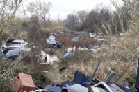 Le carcasse di auto e i rifiuti in via XXV Aprile