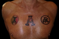 Il petto tatuato di Federico La Valle con i simboli delle Aquile