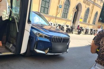Incidente in pieno centro alla Spezia, scontro tra un autobus di linea e un suv
