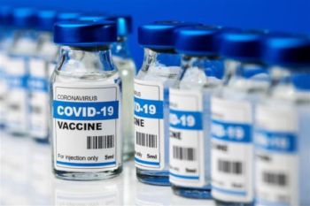 Covid, contagi in calo e crescono le prenotazioni per le vaccinazioni