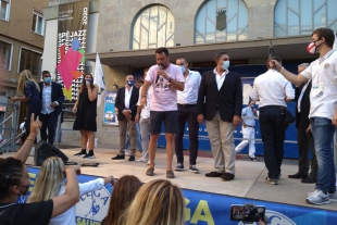 Matteo Salvini con la maglia del centro antiviolenza