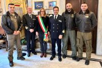 Ricevuti dal sindaco i militari della Base Aeromobile della Guardia Costiera insigniti della Medaglia al Merito di Marina