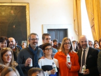 Donazione delle borracce di plastica agli alunni di elementari e medie