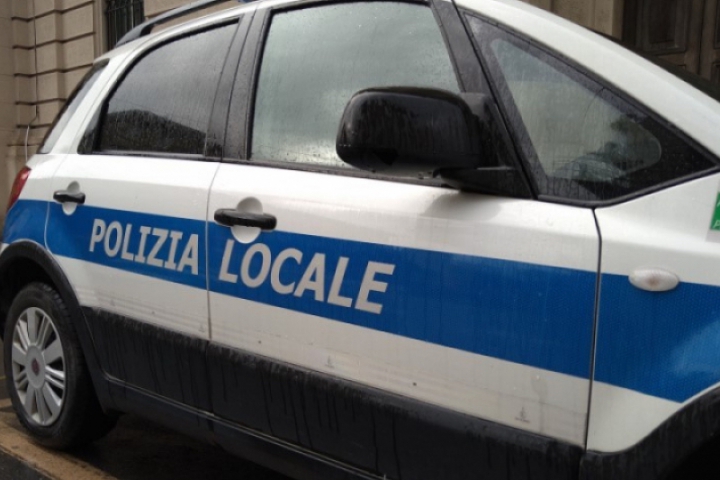 Sorpreso dalla polizia locale a vendere droga, denunciato per spaccio