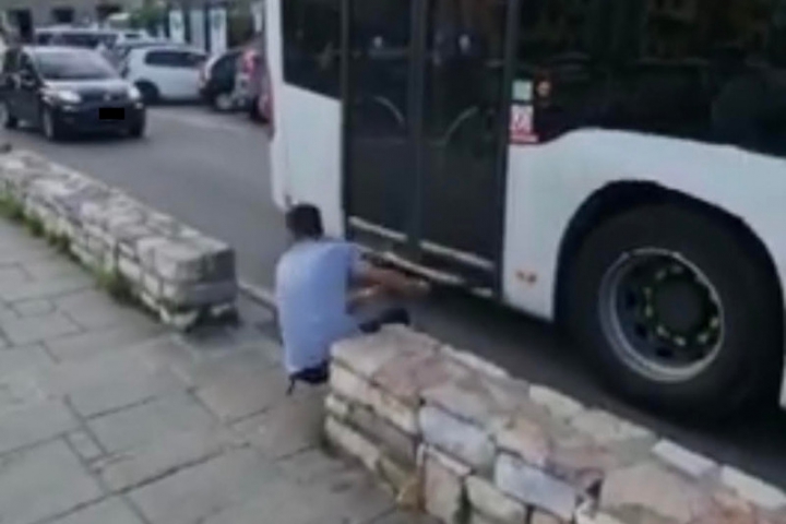 Follia a Porto Venere, giovane assalta un autobus