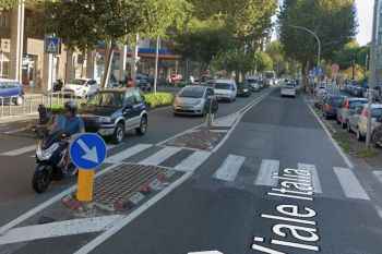 Donna di 74 anni investita da uno scooter in Viale Italia: trasportata d&#039;urgenza in shock room