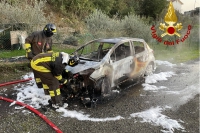 Bolano: un veicolo in fiamme a Piccarda, intervengono i Vigili del Fuoco