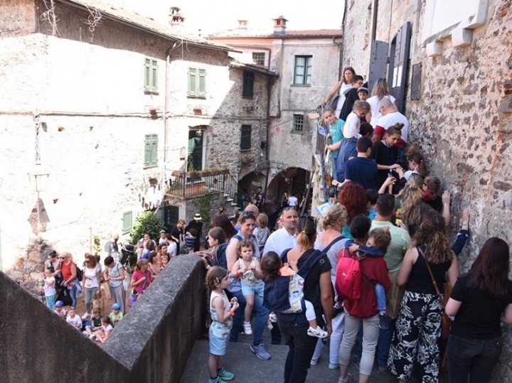 Il Castello Stravagario conferma il successo, boom di presenze nel Borgo di Ameglia