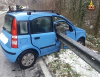 Auto in testa coda finisce incastrata nel guard rail