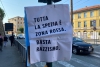 Piazza Brin, cartelli di protesta contro l&#039;ordinanza: &quot;Basta col razzismo&quot; (foto)