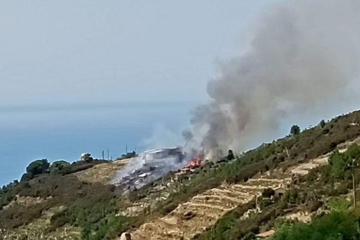 Riomaggiore, incendio nella zona del santuario di Montenero