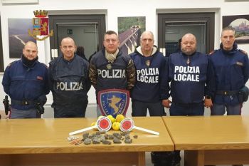 Sassi dal cavalcavia dell&#039;A15, arrestati tre ventenni